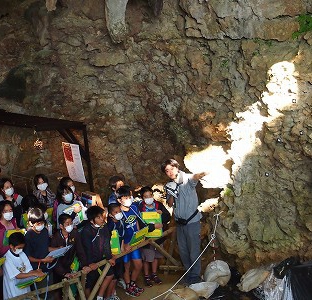 地元小学生　サキタリ洞遺跡見学